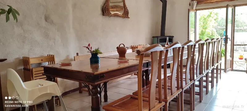 Grande salle à manger avec longue table en bois pour 20 convives