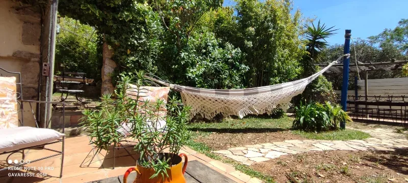 Jardin ombragé avec hamac tissé entre les arbres méditerranéens