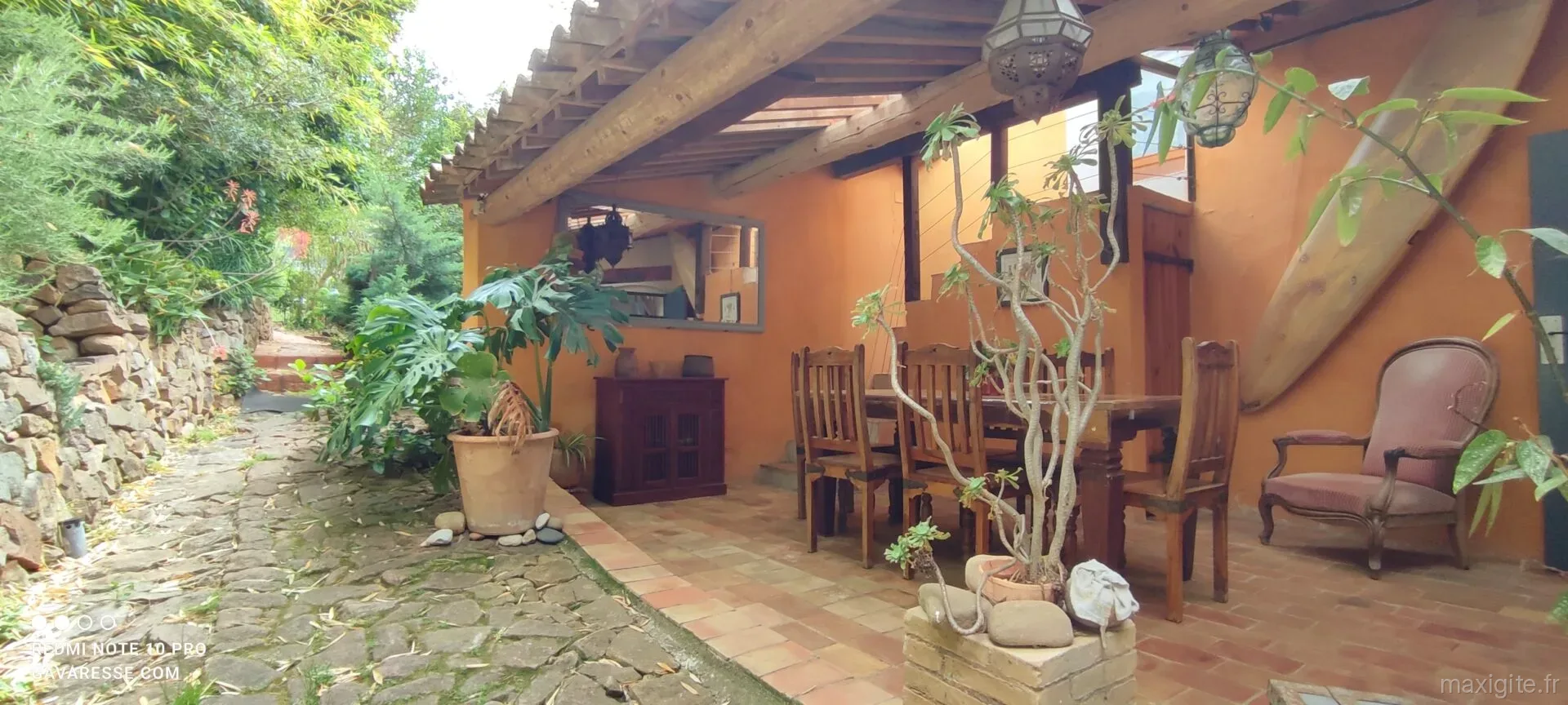 Gîte de groupe Le Mas de la Gavaresse à Le Pradet — Façade ocre provençale du mas avec terrasse couverte et allée en pierre, capacité 20 personnes