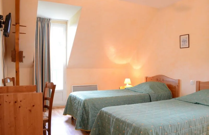 Chambre Pommes avec lits doubles et décoration lumineuse aux tons chaleureux