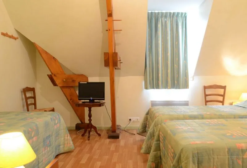 Chambre Citrons avec lits simples et ambiance colorée jaune et blanche