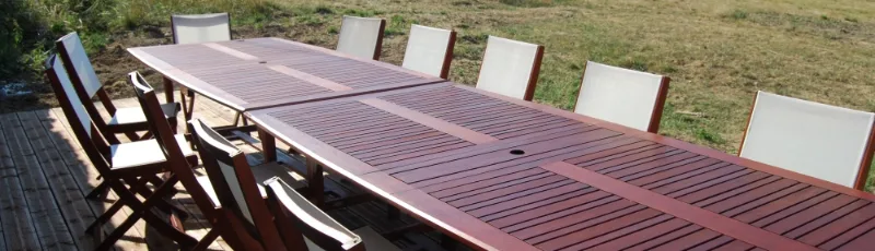 Terrasse arrière ombragée avec salon de jardin face aux champs de l'Allier