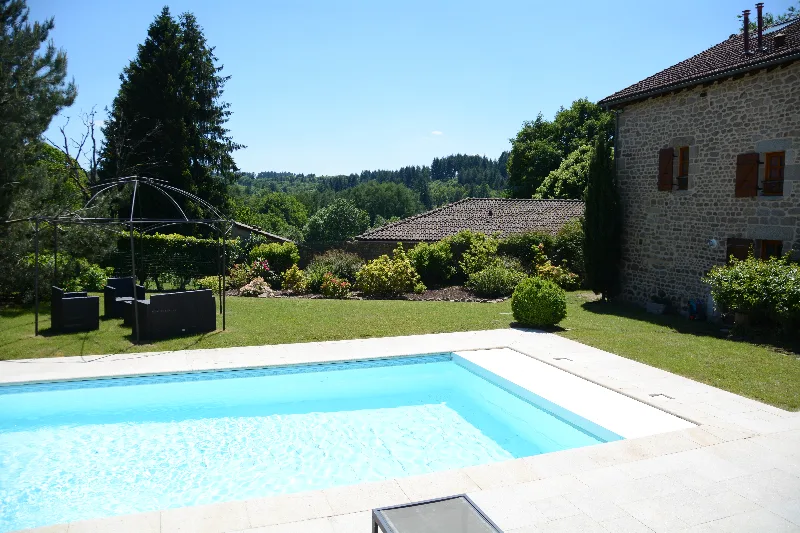 Ferme limousine en pierre du XVIIIe avec piscine chauffée et jardin arboré
