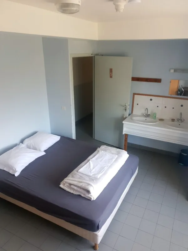 Chambre double avec vasques et rangement, ambiance bleutée