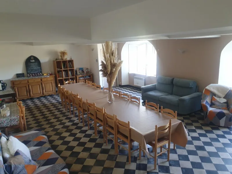 Salle à manger dressée pour un grand groupe avec décoration champêtre