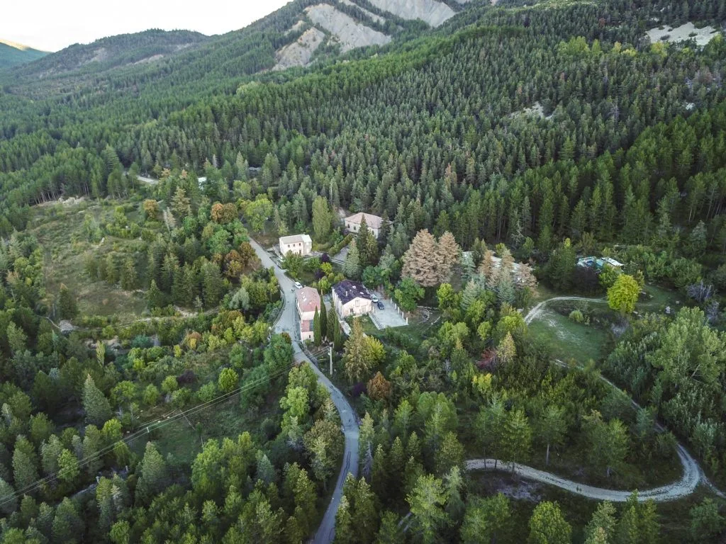 Gîte de groupe Le Gîte du Domaine de la Clappe à Chaudon-Norante — Vue aérienne du Domaine de la Clappe niché dans la forêt au pied de la barre des Dourbes, capacité 25 personnes