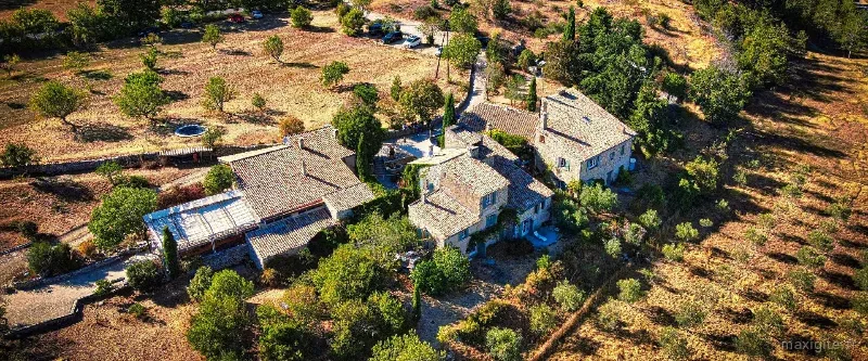 Vue aérienne de l'ensemble des bergeries en pierre du Jas de Péguier entourées d'oliviers