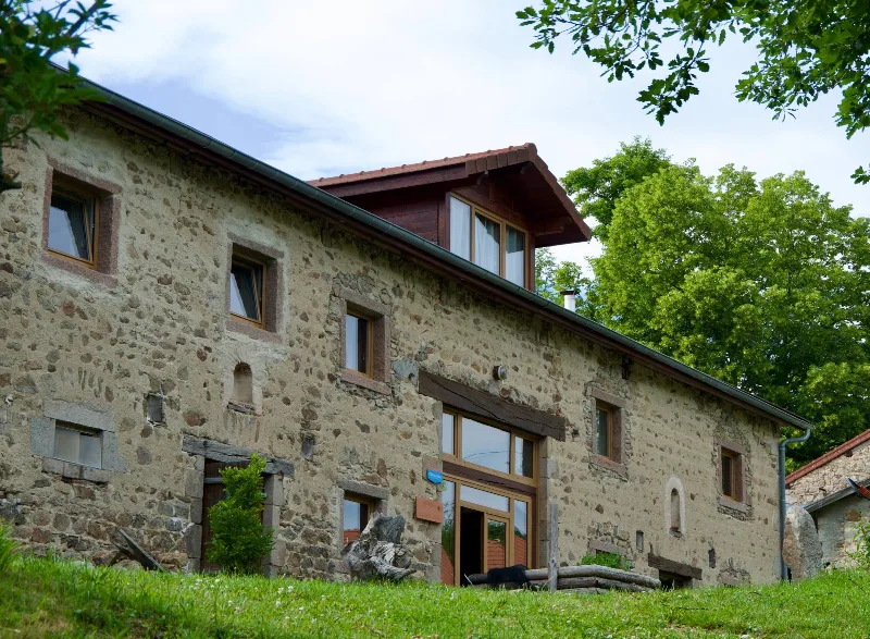 Vue extérieure du Grand Roc, grange centenaire rénovée dans la Montagne Bourbonnaise à 750m d'altitude