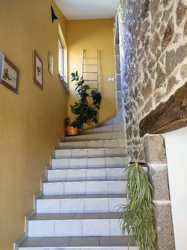 Chambres confortables du gîte de groupe Le Grand Roc pour 15 personnes en Auvergne