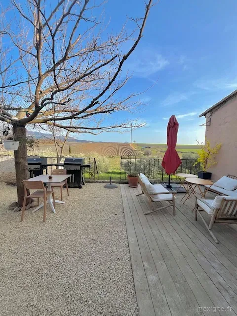 Terrasse extérieure du domaine avec vue dégagée sur le plateau de Valensole