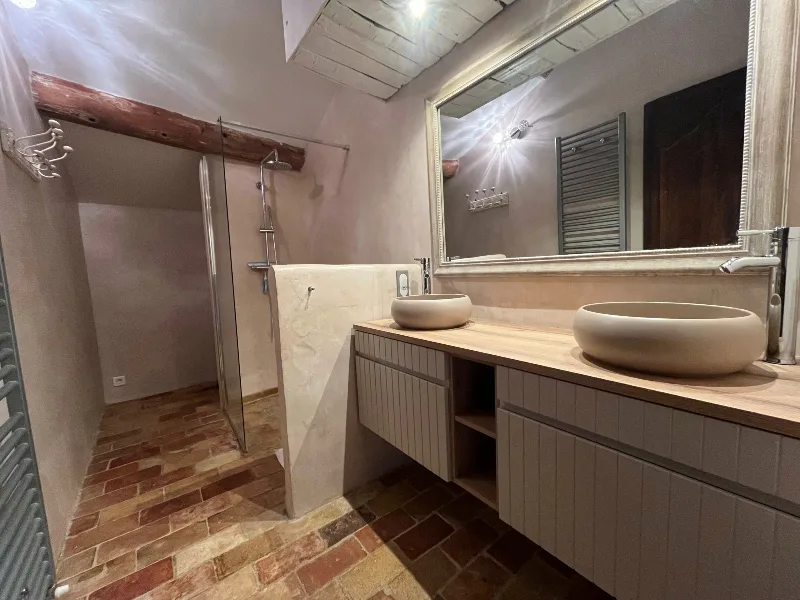 Salle de bain avec double vasque en bois, miroir et douche à l'italienne