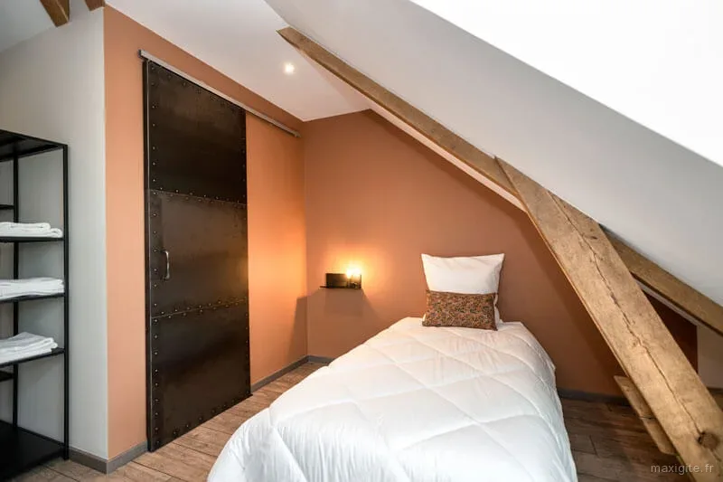 Chambre lumineuse avec 2 lits simples et sanitaire