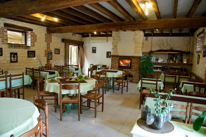 Chambre spacieuse et lumineuse de la Ferme de la Renaissance avec literie confortable et fenêtre sur verger