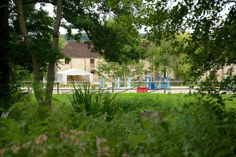Cuisine aménagée et équipée de la Ferme de la Renaissance avec plan de travail et appareils modernes