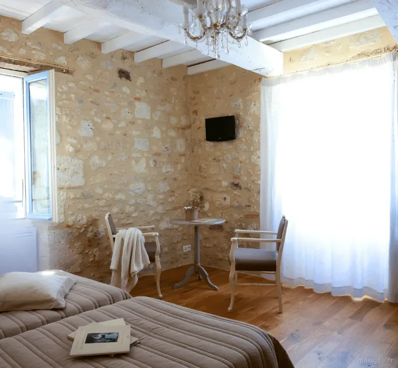Chambre en pierre apparente avec lustre et coin salon