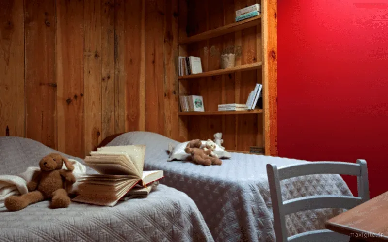Chambre chaleureuse aux murs rouges avec lits jumeaux en bois