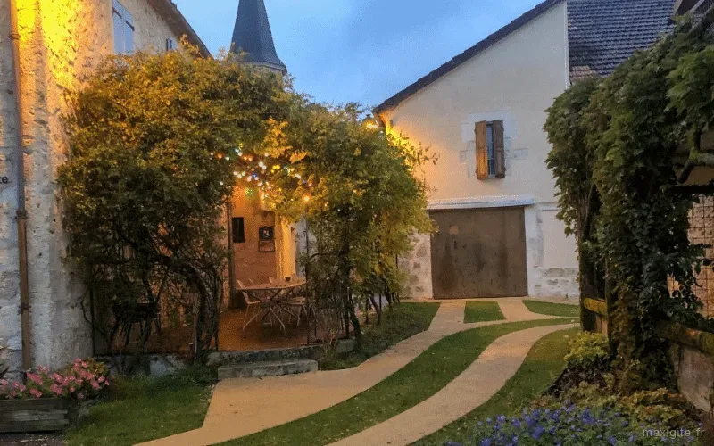 Gîte de groupe Gîte de Lagraulet-du-Gers à Lagraulet-du-Gers — Vue du soir sur la terrasse extérieure éclairée et la ruelle du village, capacité 16 personnes