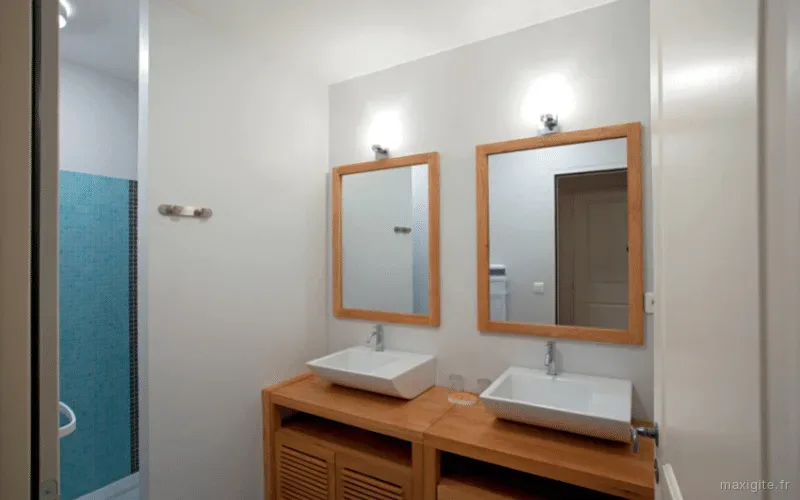 Salle de bain avec double vasque en bois et miroirs