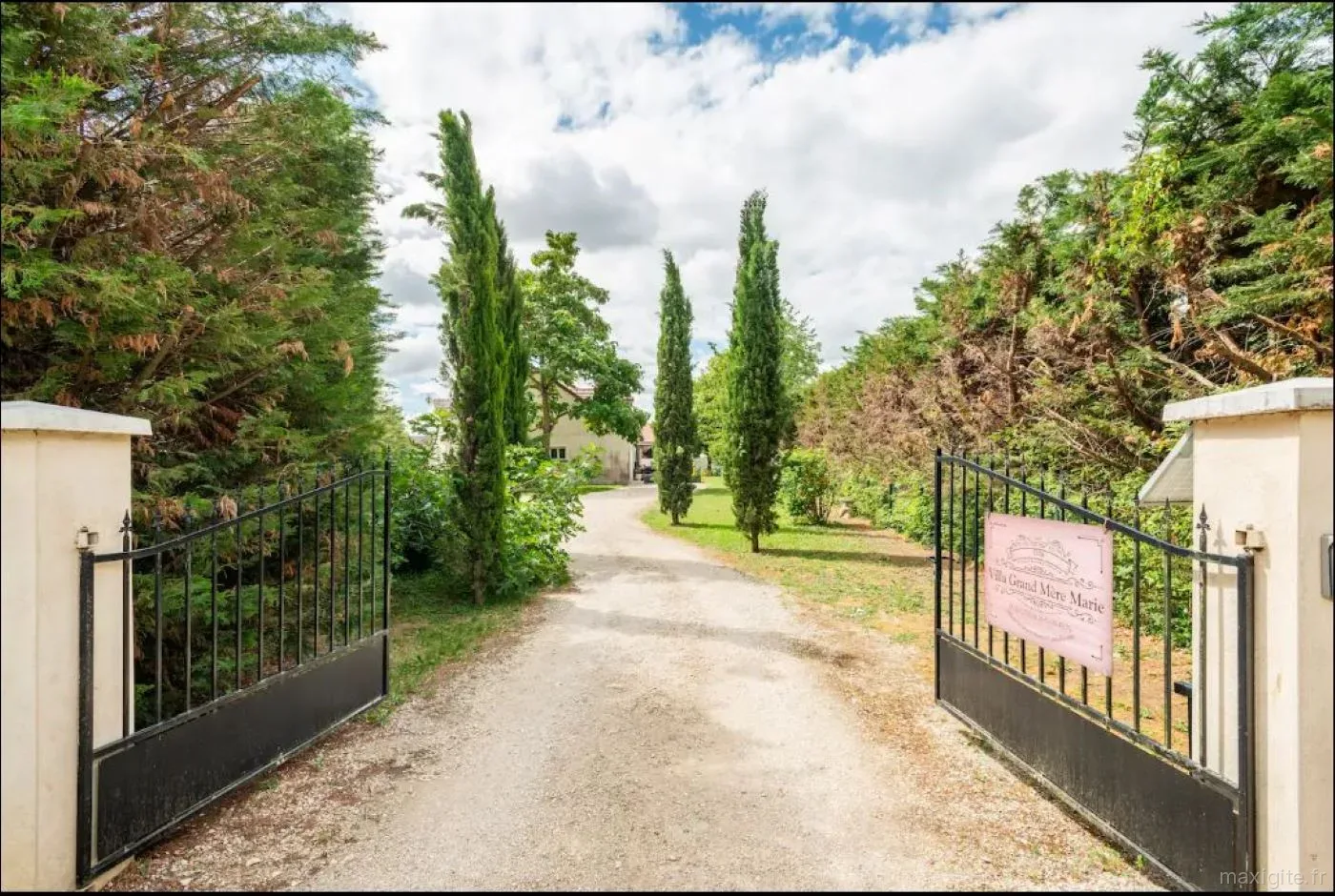 Gîte de groupe Villa Grand Mère Marie à Brazey-en-Plaine — Portail d'entrée du domaine avec allée bordée de cyprès menant à la villa, capacité 23 personnes