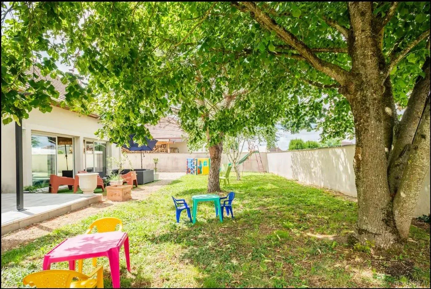 Jardin arboré et pelouse à l'arrière de la villa