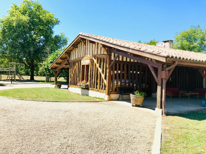Façade en bois de style landais de la Maison Landaise, à l'entrée du domaine à Marions