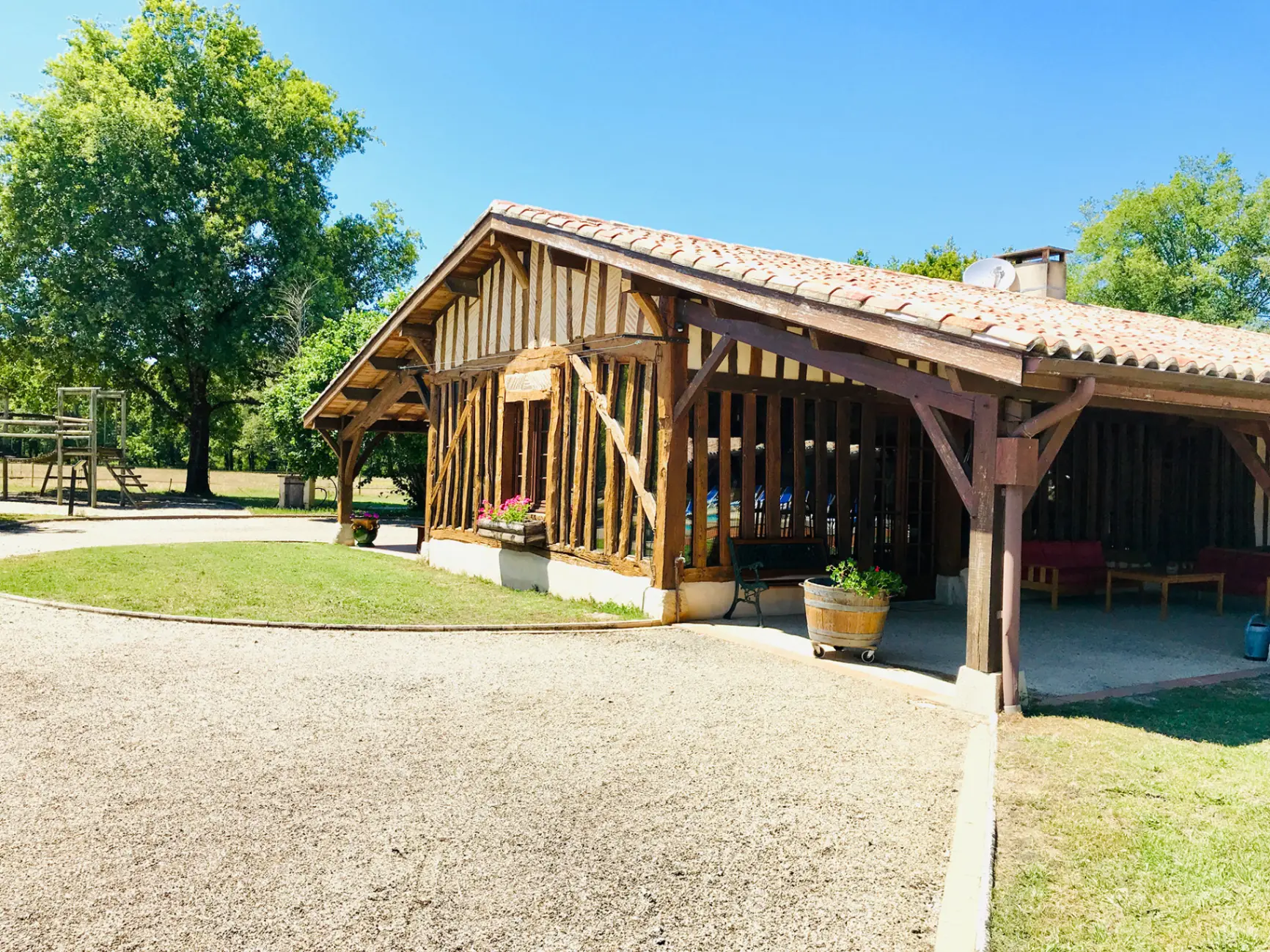 Gîte de groupe Domaine de l'Airial des Monges à Marions — Façade en bois de style landais de la Maison Landaise, à l'entrée du domaine à Marions, capacité 46 personnes