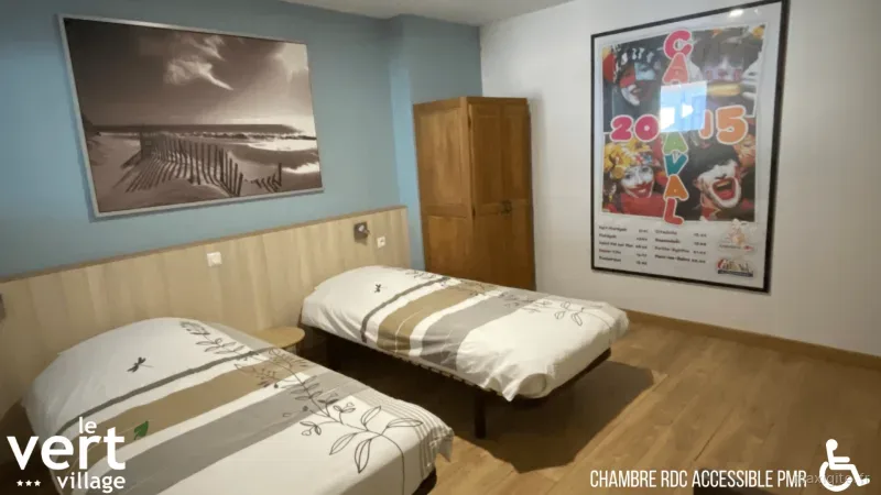 Chambre accessible PMR au rez-de-chaussée avec deux lits simples