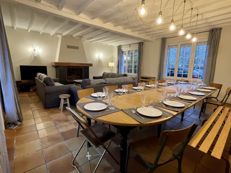 Salle à manger conviviale avec grande table en bois pour les repas de groupe