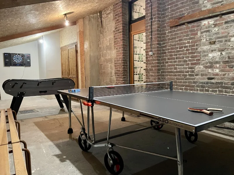 Salle de jeux avec fléchettes, baby-foot et tennis de table