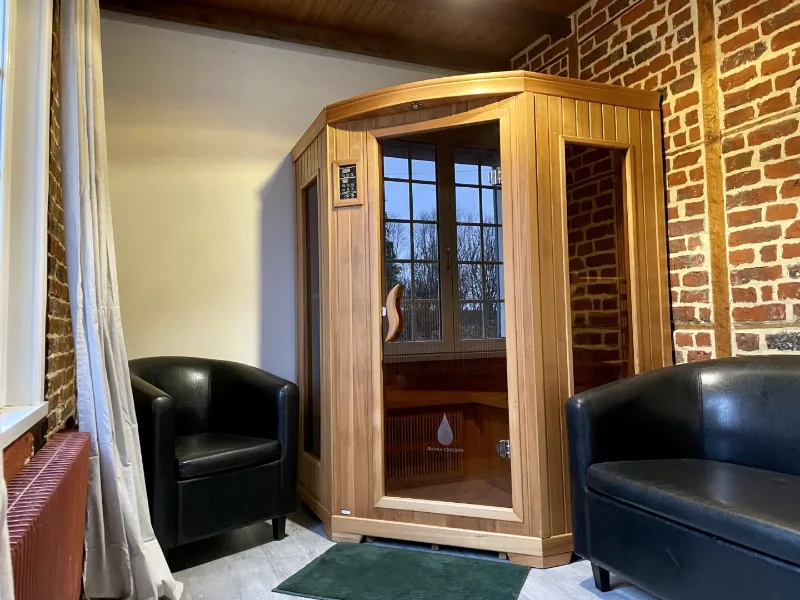 Chambre double avec lit en bois au rez-de-chaussée