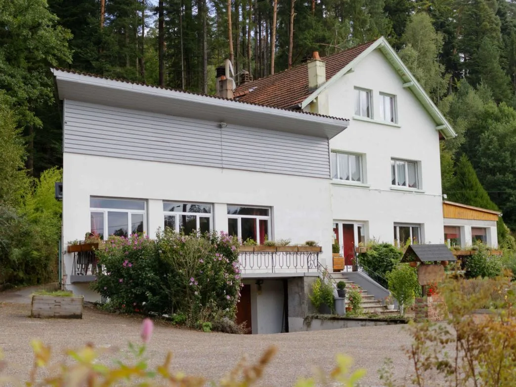 Gîte de groupe Le Kysithal à Abreschviller — Façade blanche du gîte Le Kysithal nichée au pied de la forêt vosgienne, capacité 15 personnes