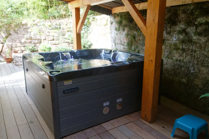Piscine extérieure chauffée avec terrasse en bois et transats bleus