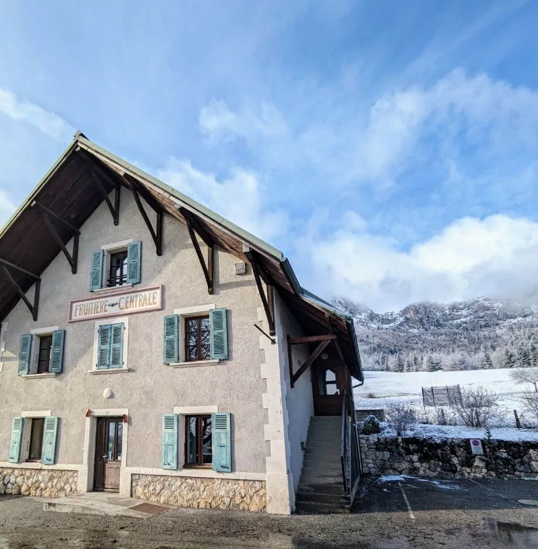 Façade et parking privatisé du gîte La Fruitière au pied de la Chartreuse