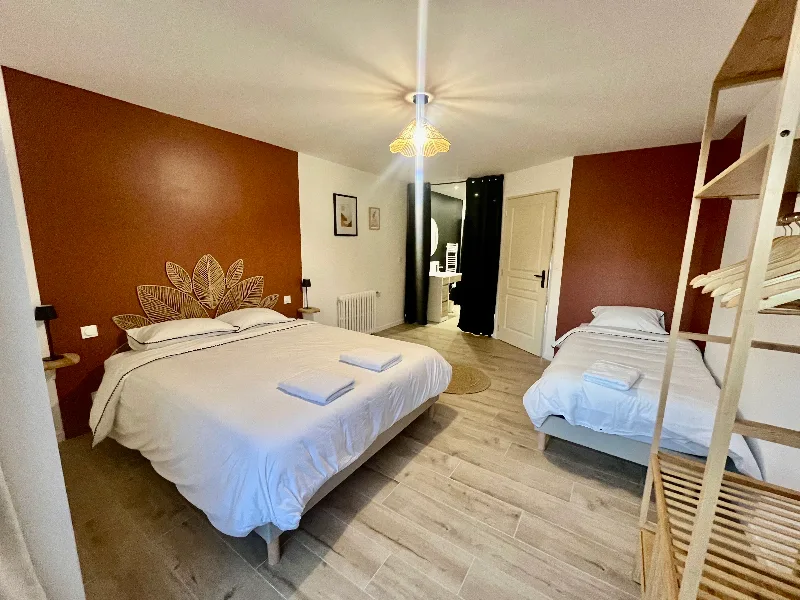 Jacuzzi intérieur 6 places avec vue sur le jardin par grande baie vitrée