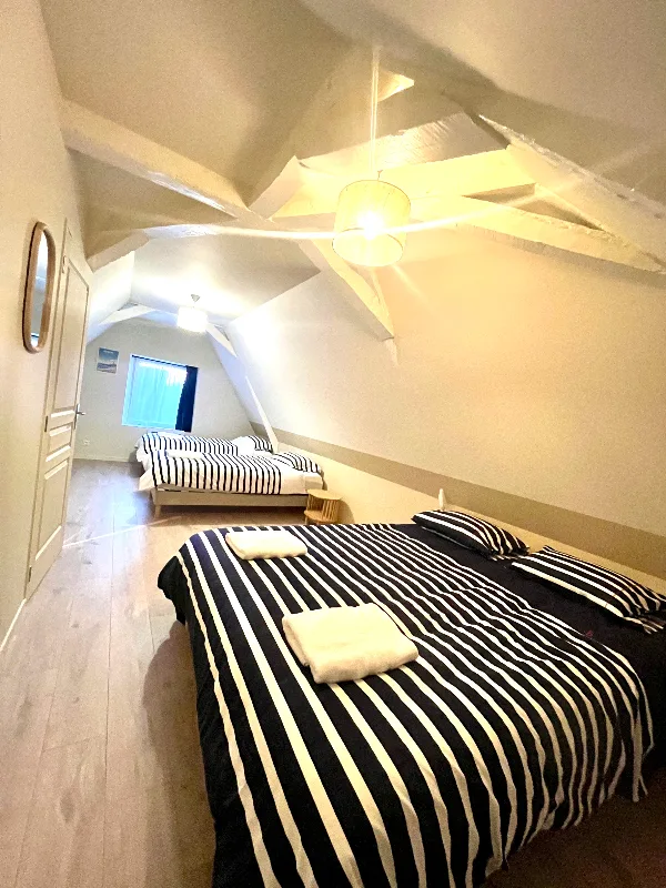 Chambre accessible PMR avec lit double, lit simple et salle d'eau attenante