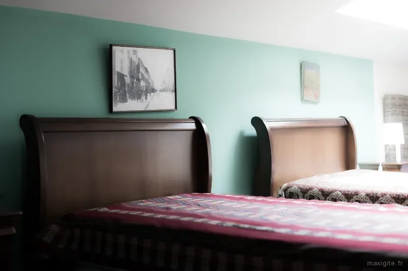 Chambre avec lits jumeaux et mur vert menthe