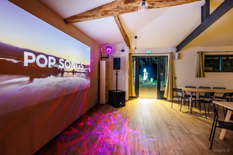 Salle de soirée avec projection et éclairages festifs colorés