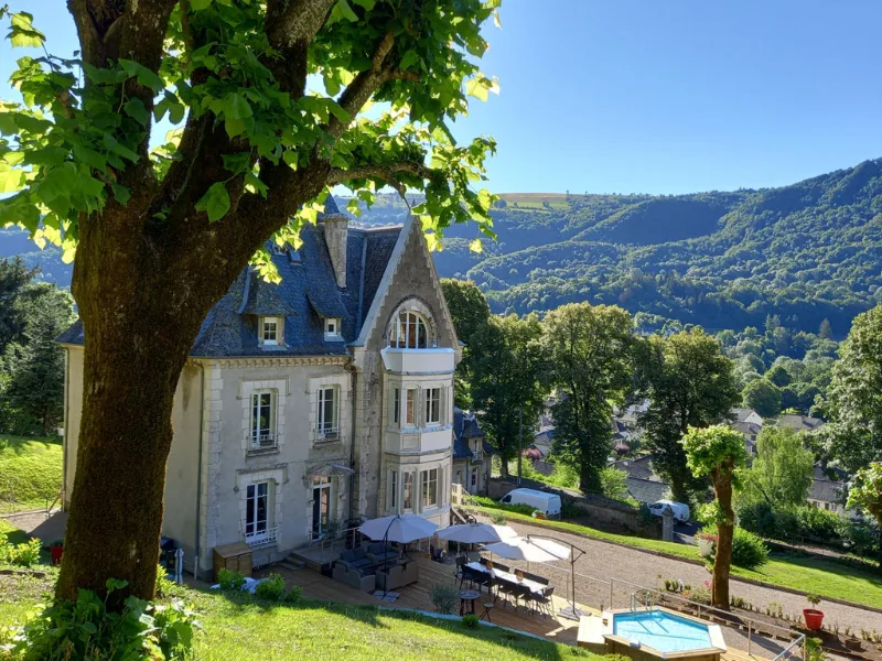 Le Castel Blanc – Vic-sur-Cère