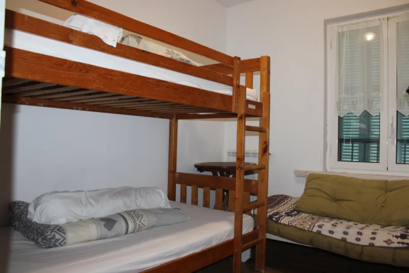 Dortoir avec lits superposés en bois pour les groupes de randonneurs