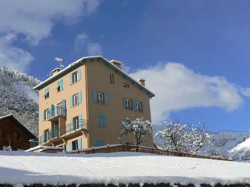 Vue extérieure du gîte sous la neige, entre Mercantour et station d'Auron