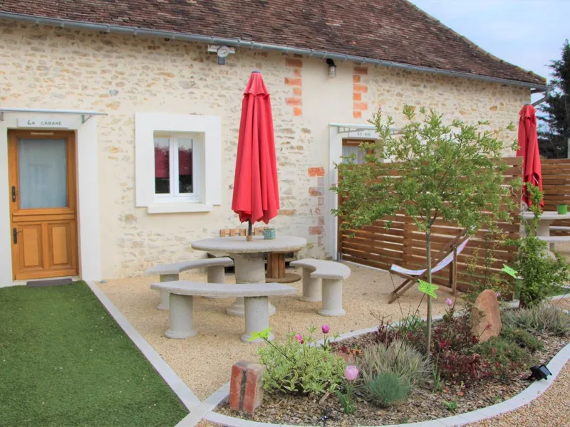 Terrasse en bois attenante à une cabane, espace de vie extérieur