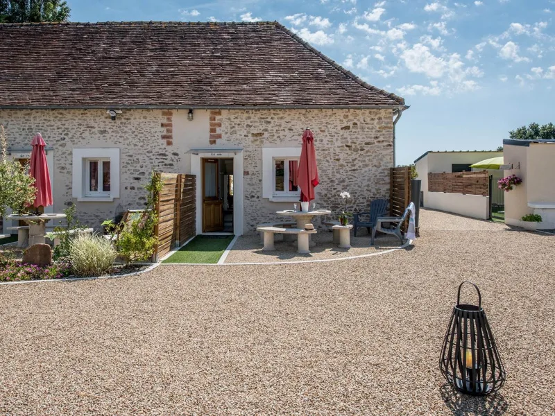 Petit cottage typique nommé le Nid, façade extérieure du hameau