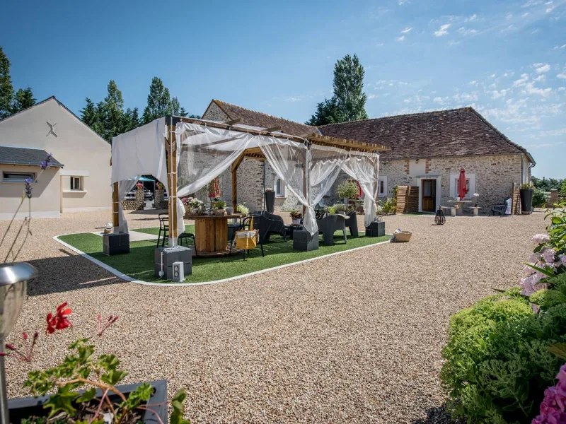 Vue extérieure de la campagne sarthoise autour du Hameau des Deux Ailes, cadre verdoyant