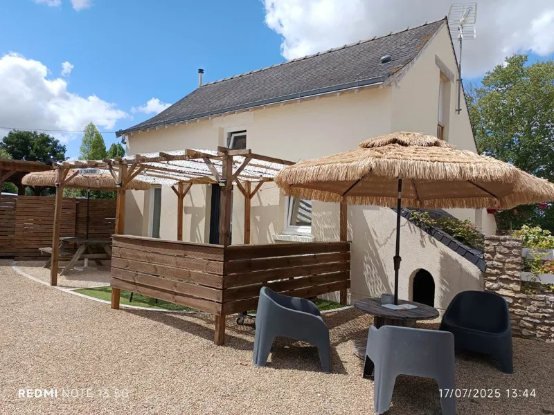 Terrasse ombragée devant une chaumière, espace convivial extérieur