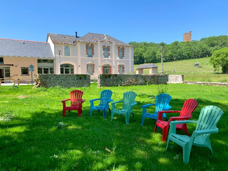 Façade de l'ancien presbytère rénové avec vue sur la tour du château de Montaner