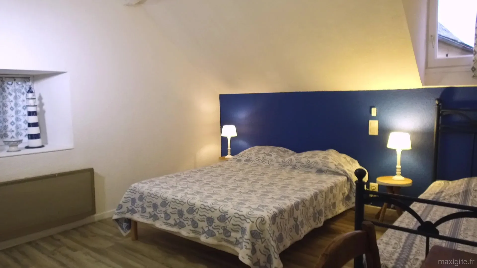 Chambre Bleue avec lit double et lit simple, salle d'eau privative
