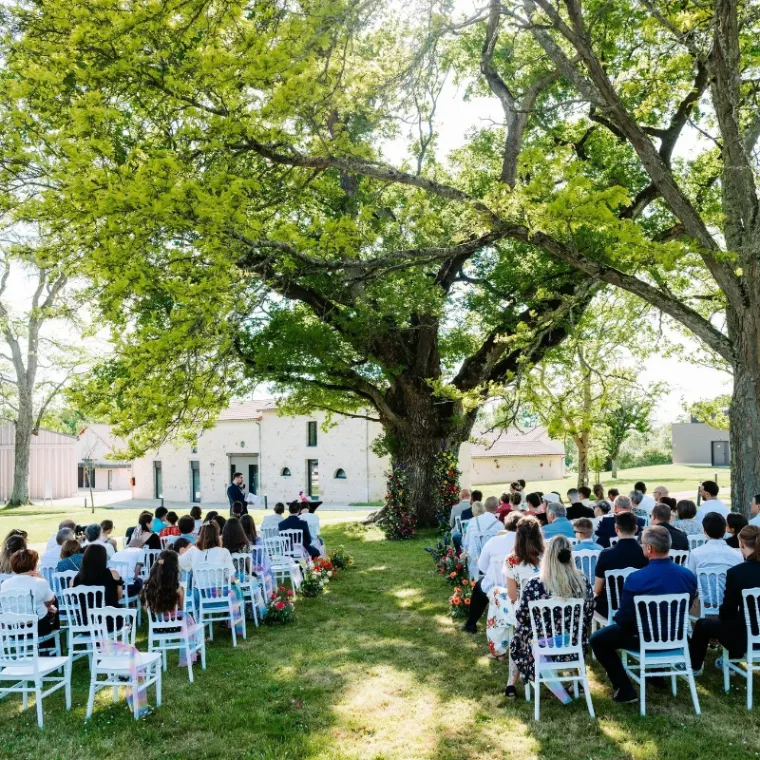 Espace cérémonie extérieur aménagé pour mariages et grands rassemblements