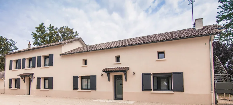 Extérieur du gîte Axel avec façade et abords engazonnés du domaine