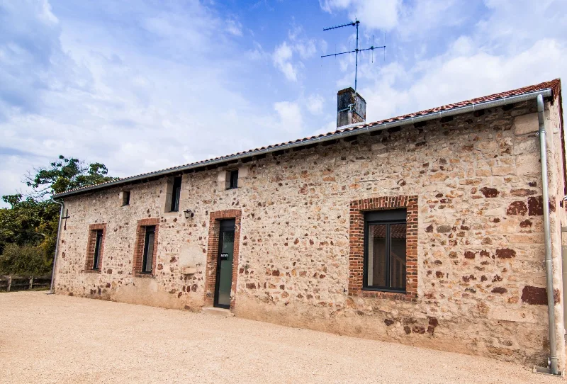 Extérieur du gîte Jules avec façade et terrasse dans un cadre arboré