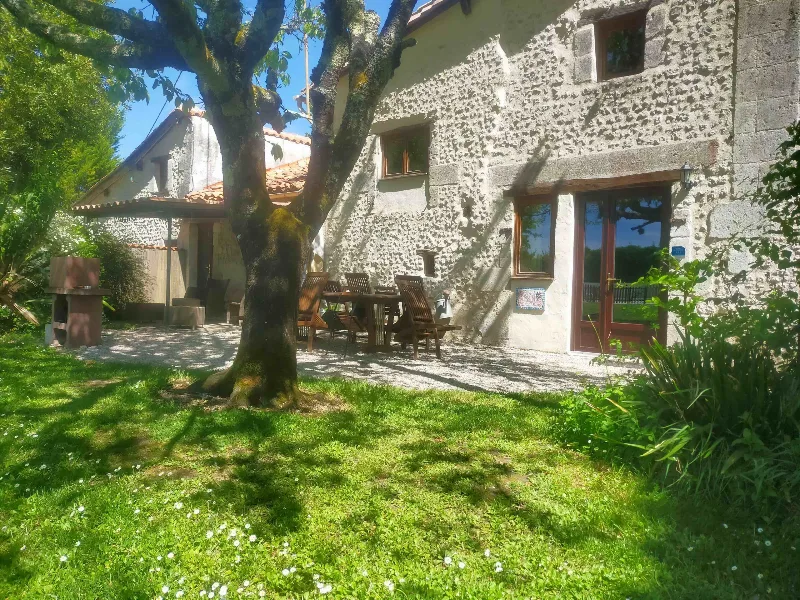 Gîte Emile, façade extérieure avec terrasse et jardin